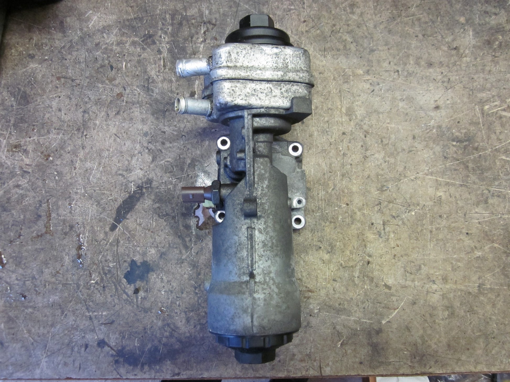 Skoda Fabia Oliefilterkonsol Med OEM Nr. Ophugger Fra Skoda Ophugger