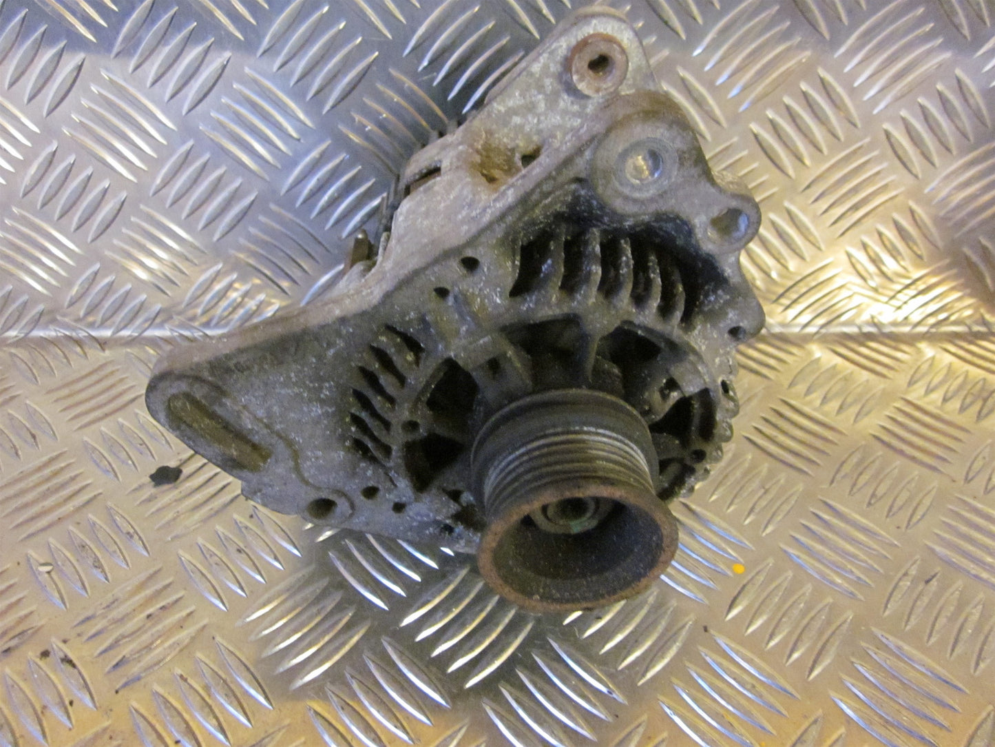 VW Polo 3 5D 6N Generator Med OEM Nr. 037903023QX Fra VW Ophugger