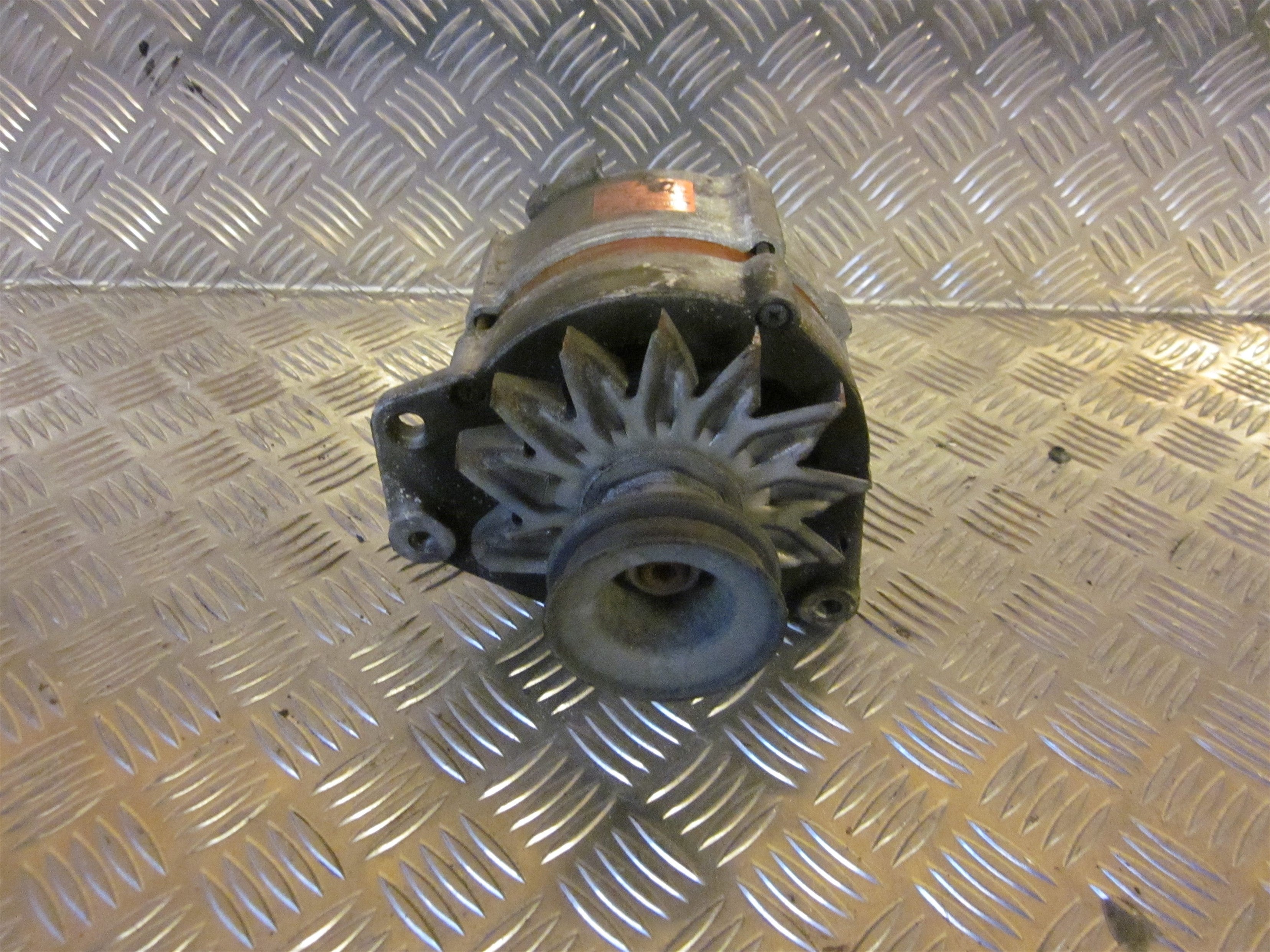 Audi 80/90 Generator Med OEM Nr. 026903015B Fra Audi Ophugger