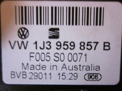 VW Passat 3B Kontakt Rudehejs Med OEM Nr. Ophugger Fra VW Ophugger