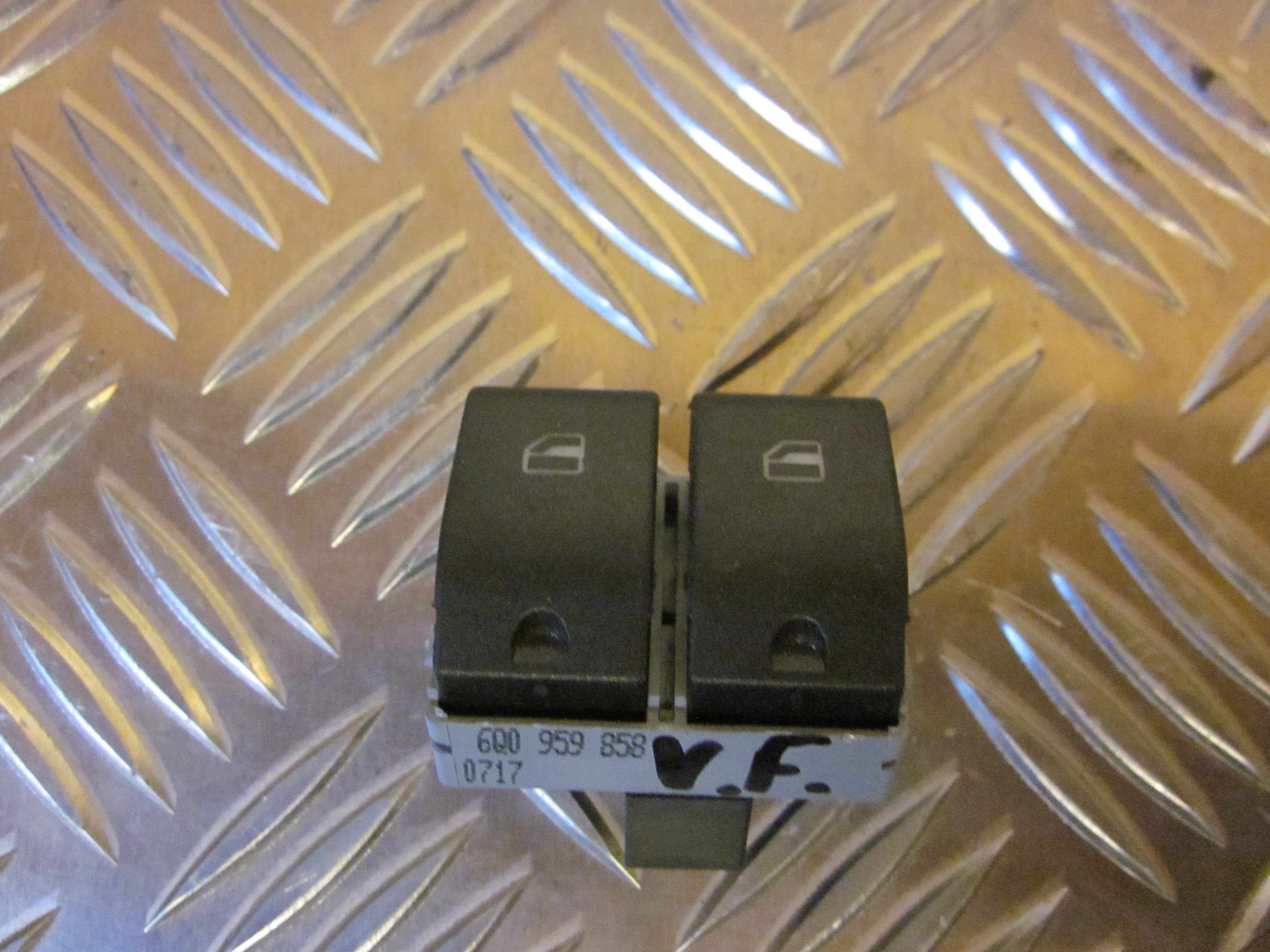 VW Polo 9N Kontakt Rudehejs Med OEM Nr. 6Q0959858 Fra VW Ophugger