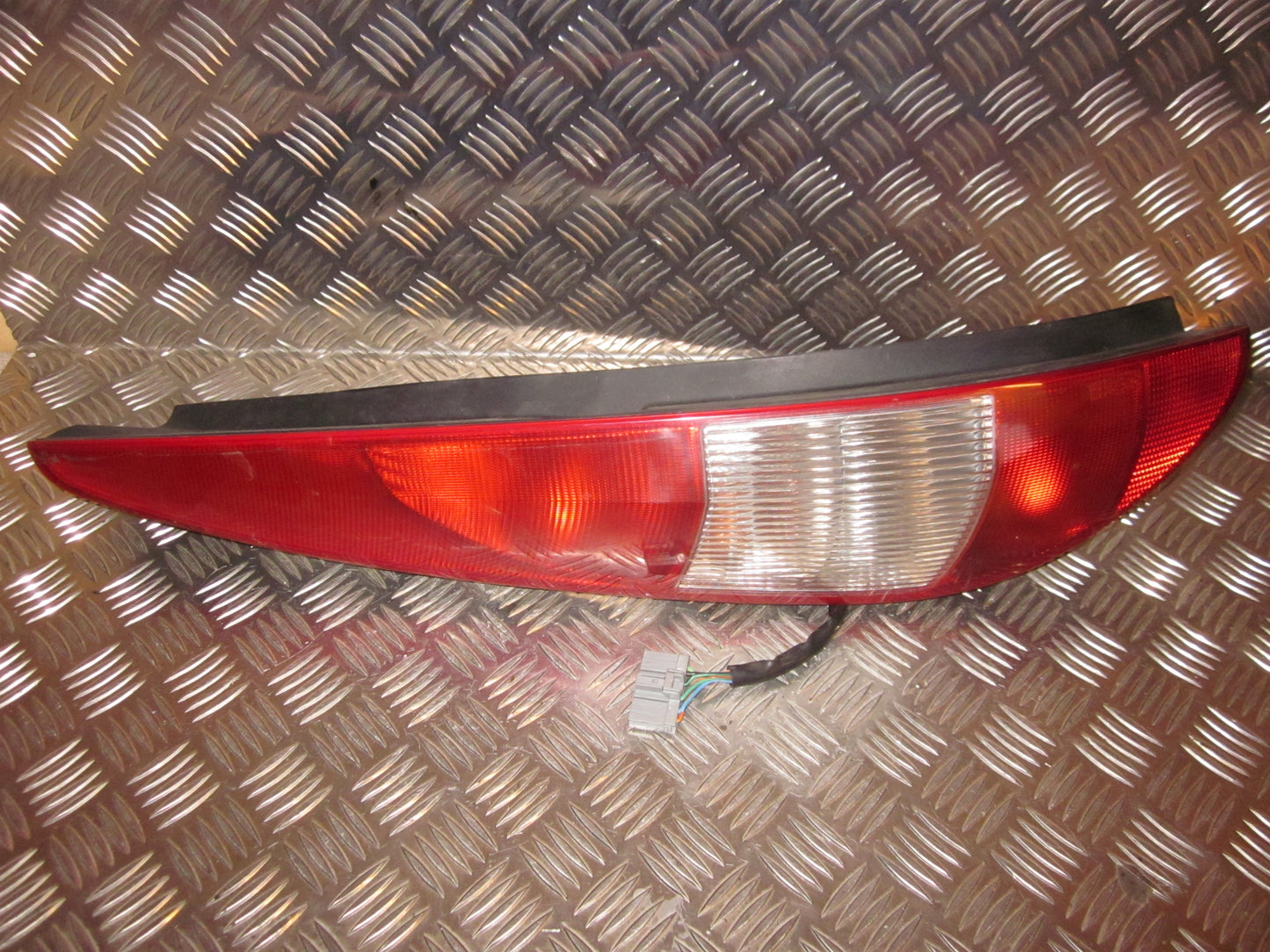 Ford Mondeo 3 Baglygte Med OEM Nr. Ophugger Fra Ford Ophugger