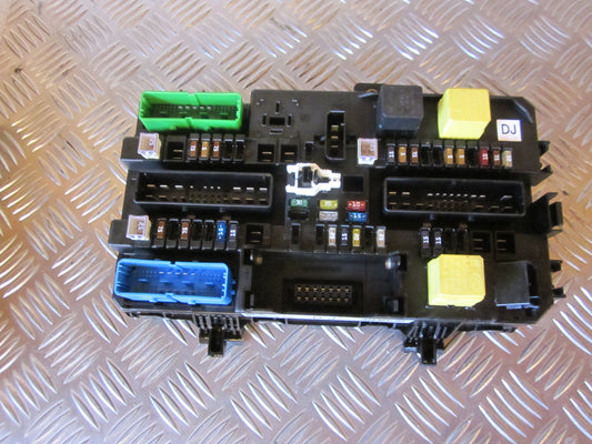 Opel Astra H Sikringsboks Med OEM Nr. Ophugger Fra Opel Ophugger