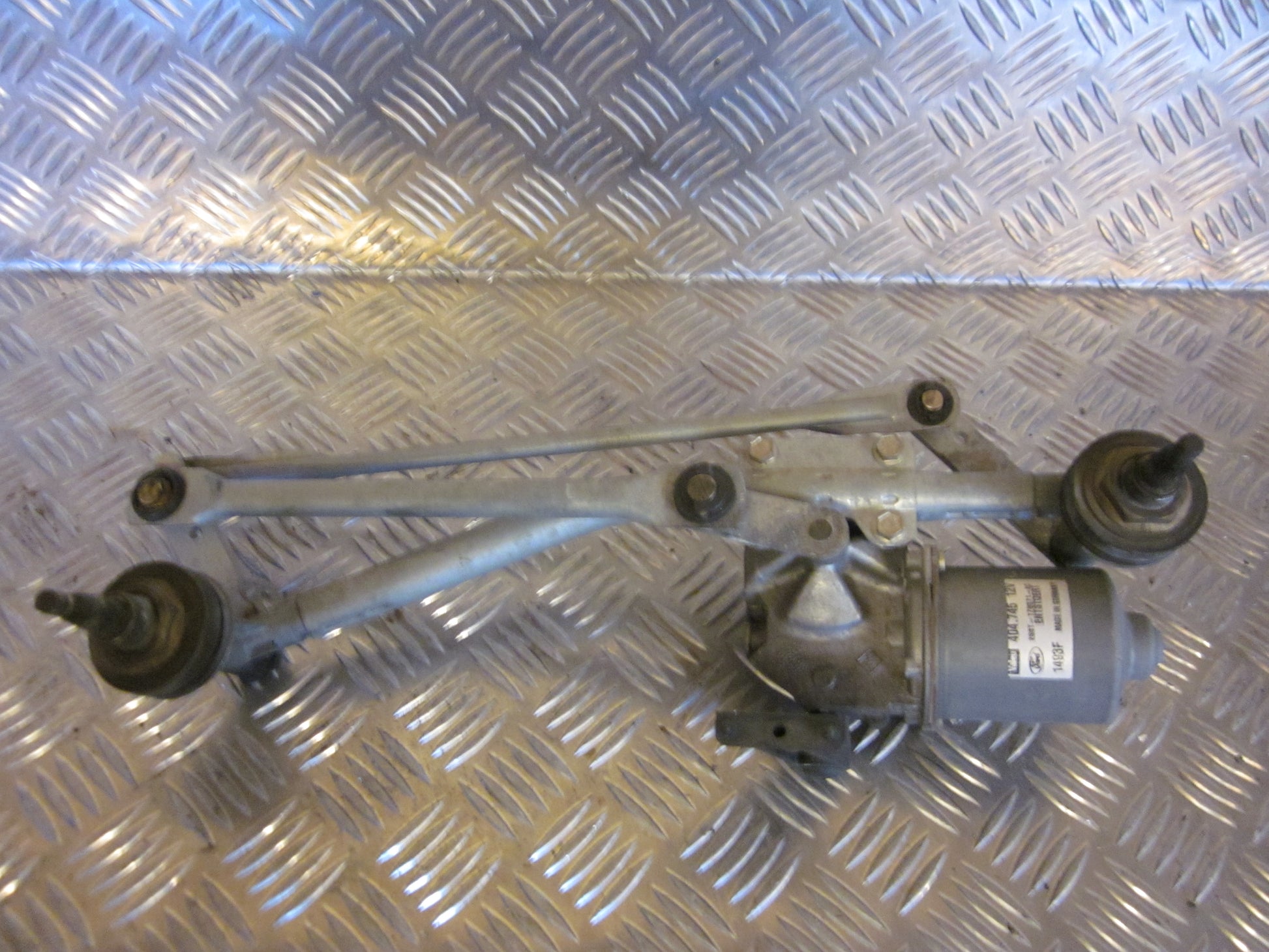 Ford Fiesta 6 Viskermotor Med OEM Nr. Ophugger Fra Ford Ophugger