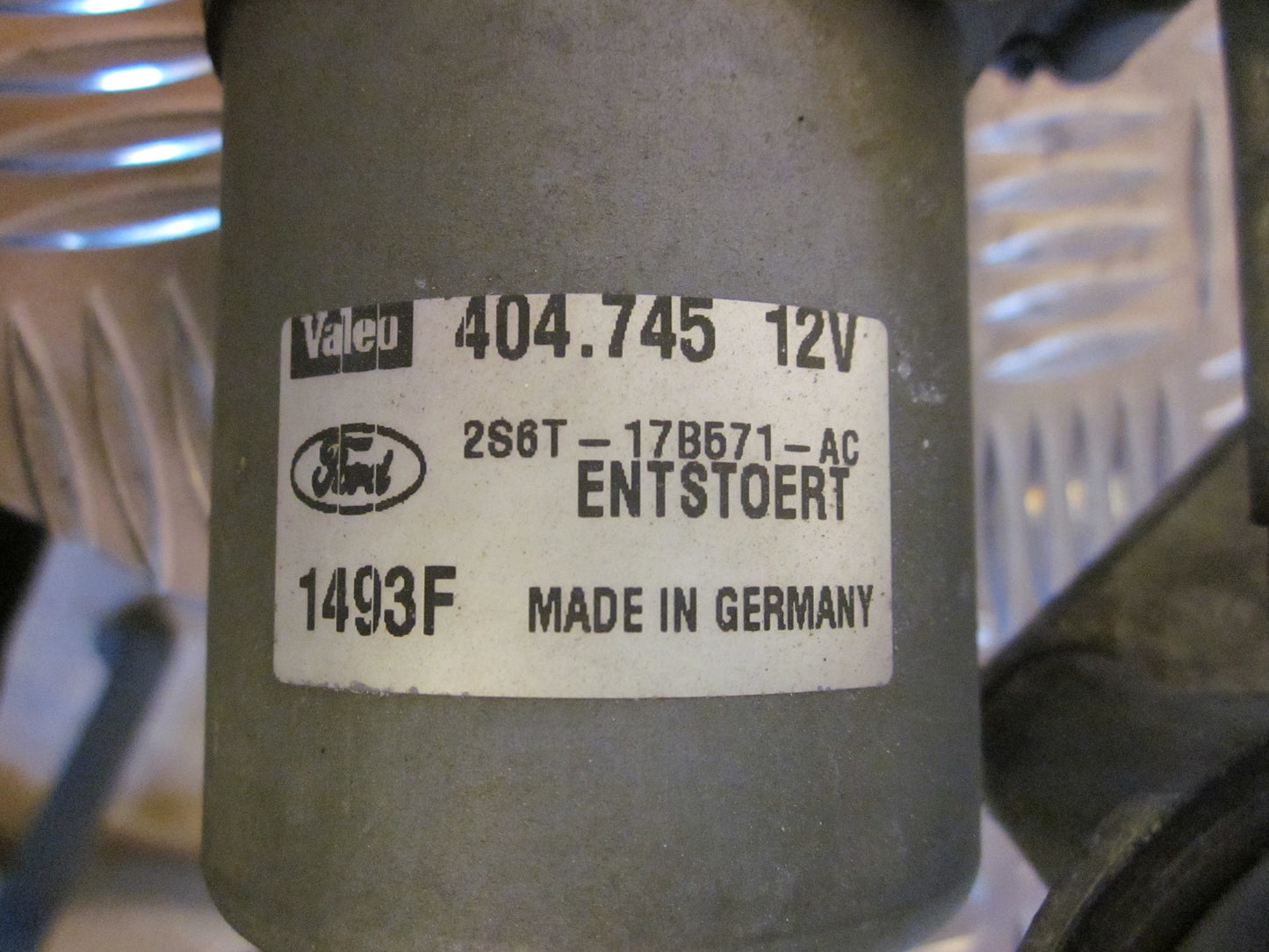 Ford Fiesta 6 Viskermotor Med OEM Nr. Ophugger Fra Ford Ophugger