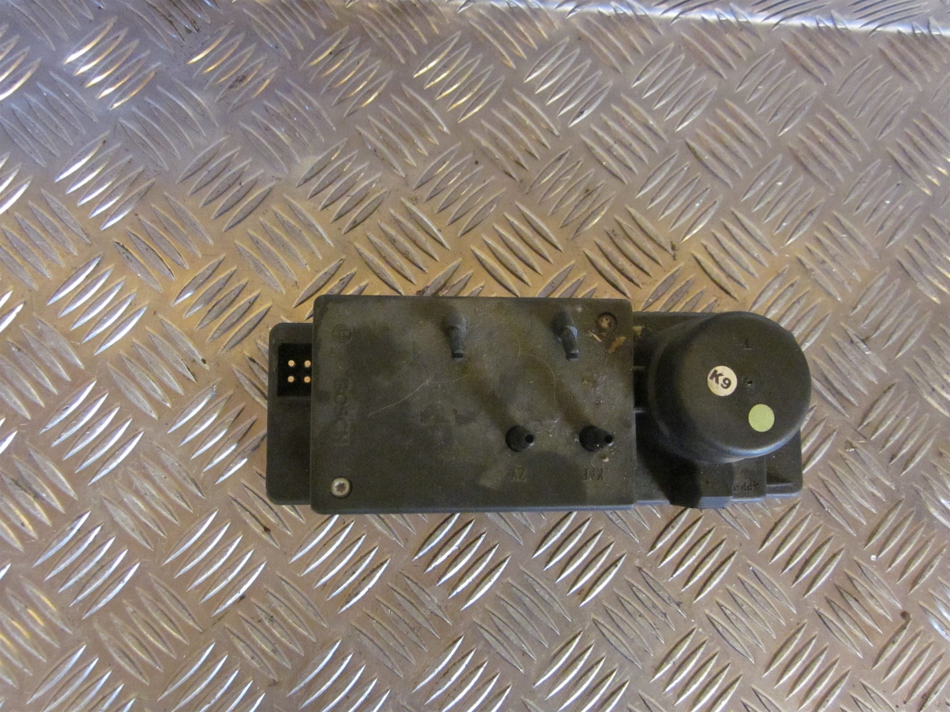 Mercedes E W210 Centrallås Pumpe Med OEM Nr. Ophugger Fra Mercedes Ophugger