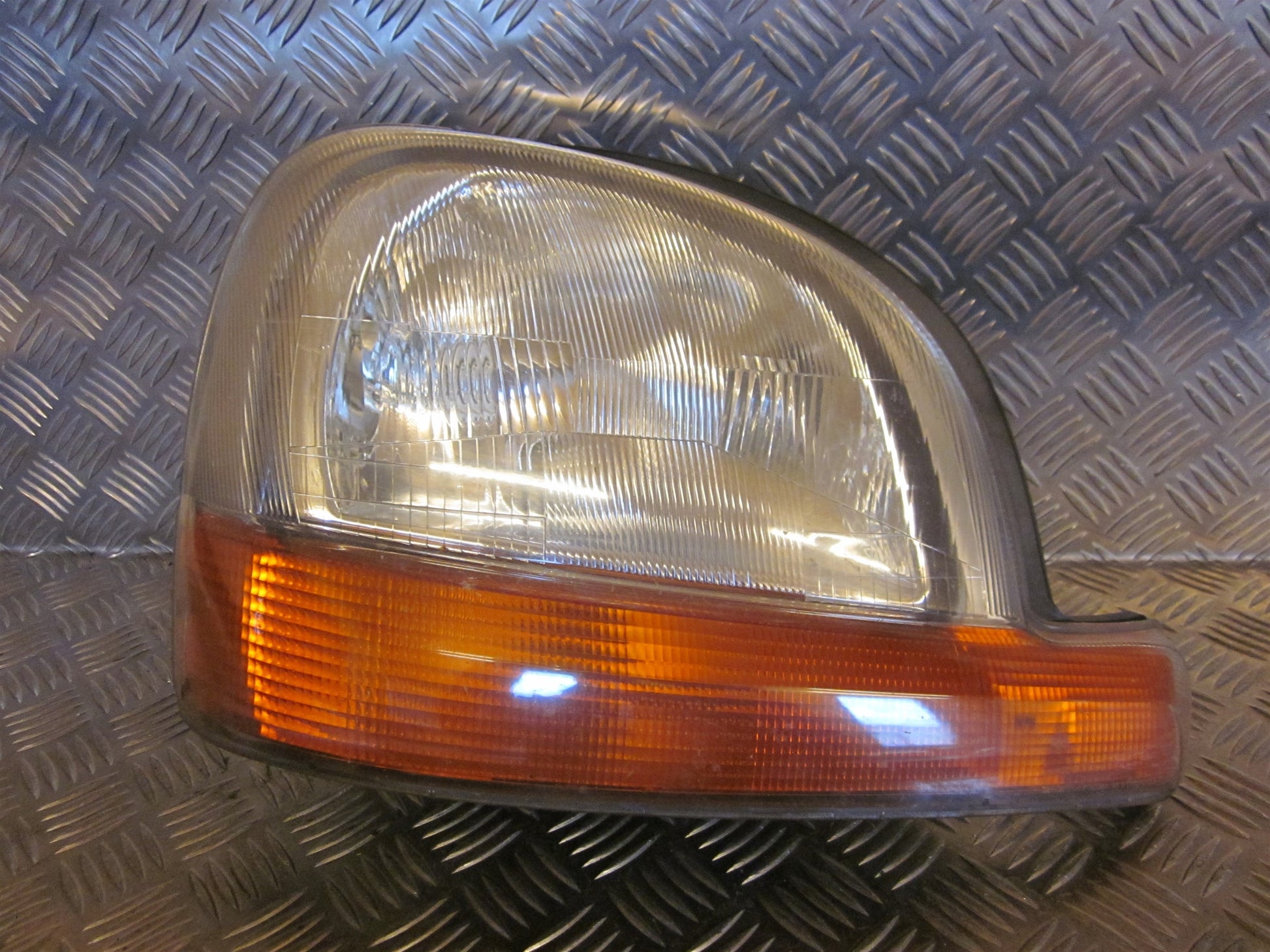 Renault Kangoo 1 Forlygte Med OEM Nr. 88204975 Fra Renault Ophugger
