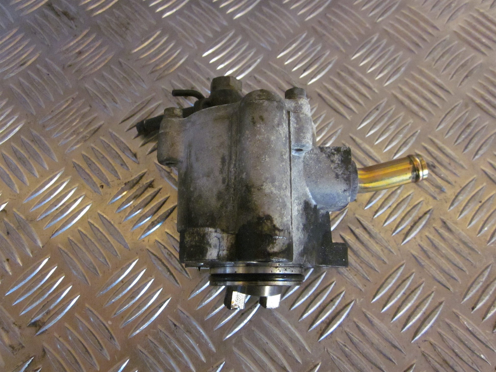 Toyota Corolla E12 Vacuumpumpe Med OEM Nr. Ophugger Fra Toyota Ophugger