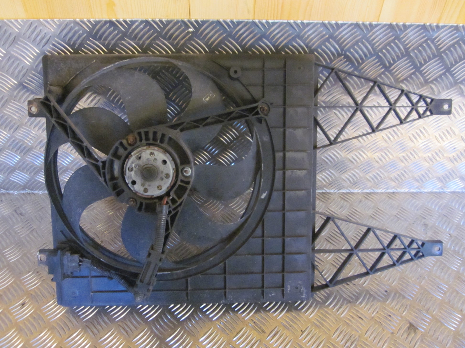 Skoda Fabia Kølerblæser El Med OEM Nr. 6Q0121207C Fra Skoda Ophugger