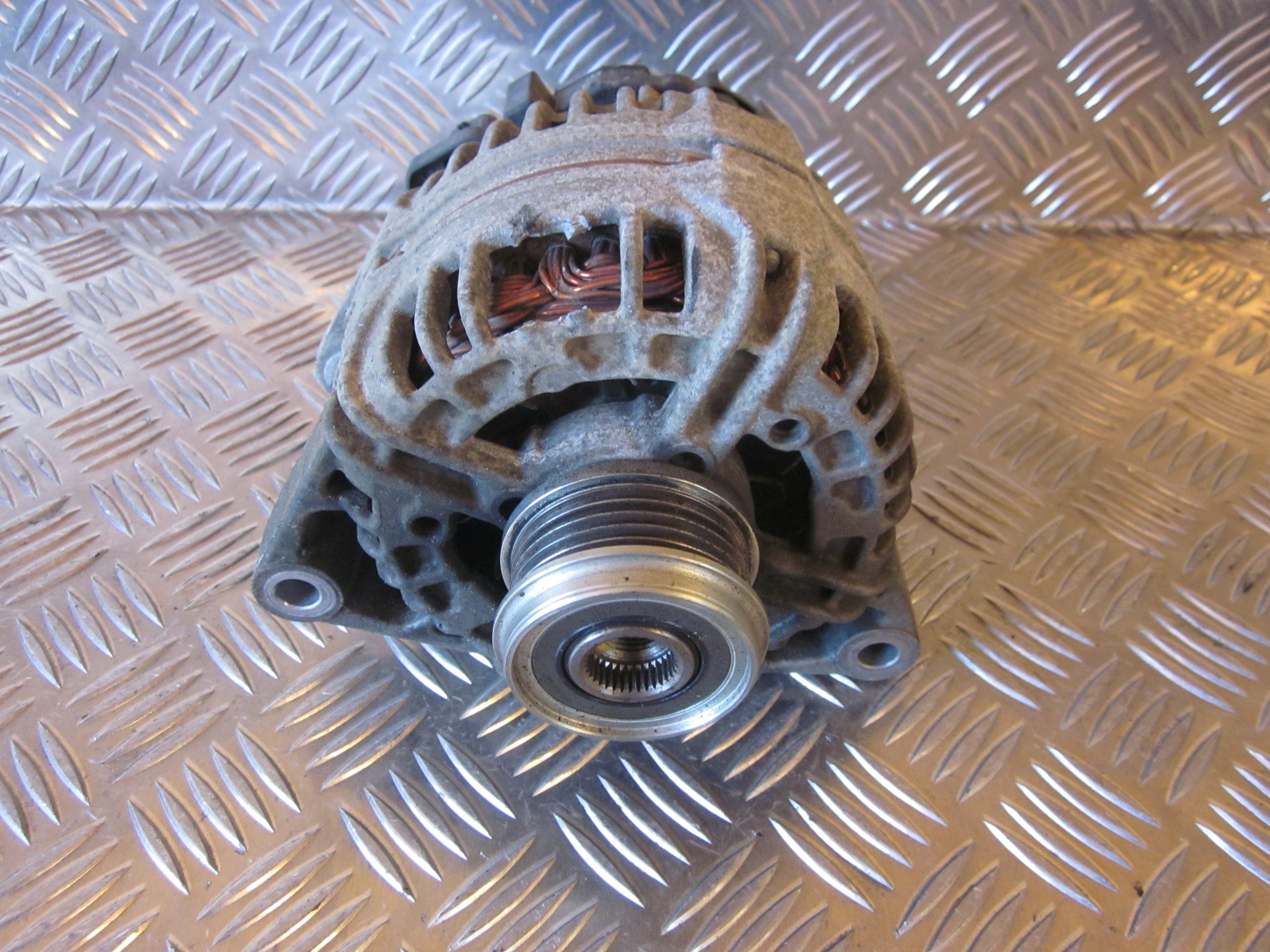 Opel Corsa D Generator Med OEM Nr. 13266810 Fra Opel Ophugger