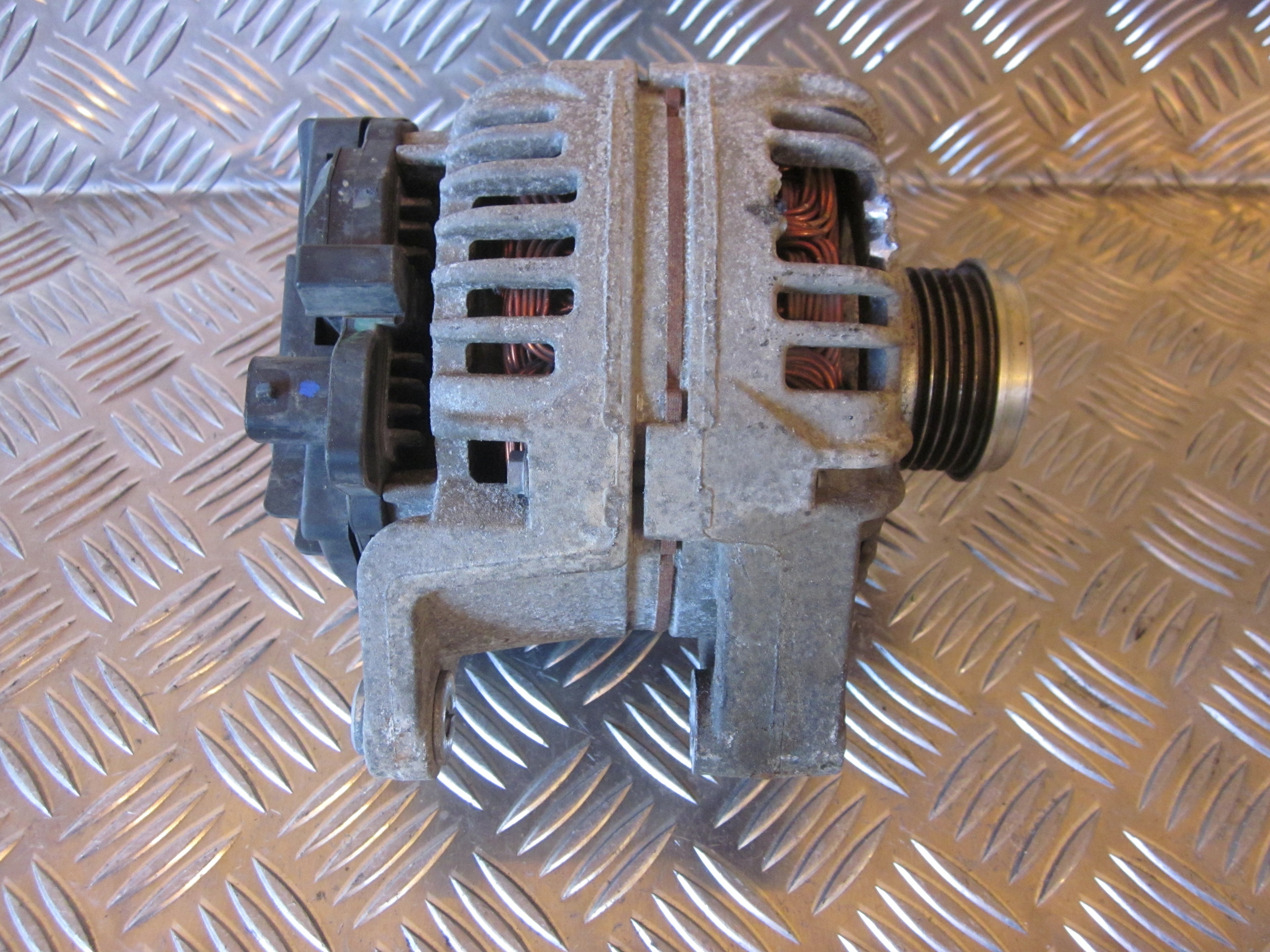 Opel Corsa D Generator Med OEM Nr. 13266810 Fra Opel Ophugger