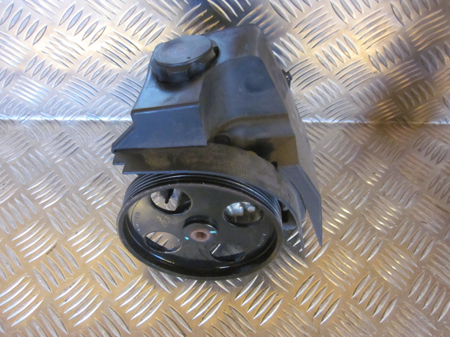 Peugeot 206 Servopumpe Med OEM Nr. 9630501680 Fra Peugeot Ophugger