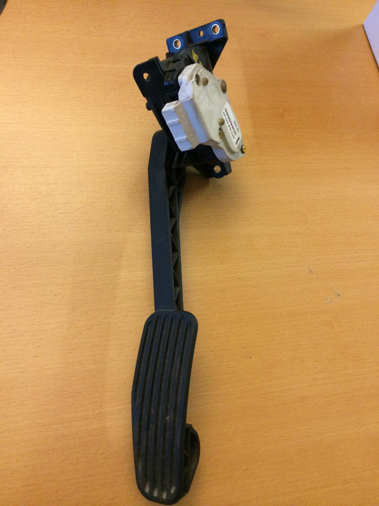 Volvo 80 Serie Speederpedal Med OEM Nr. Ophugger Fra Volvo Ophugger