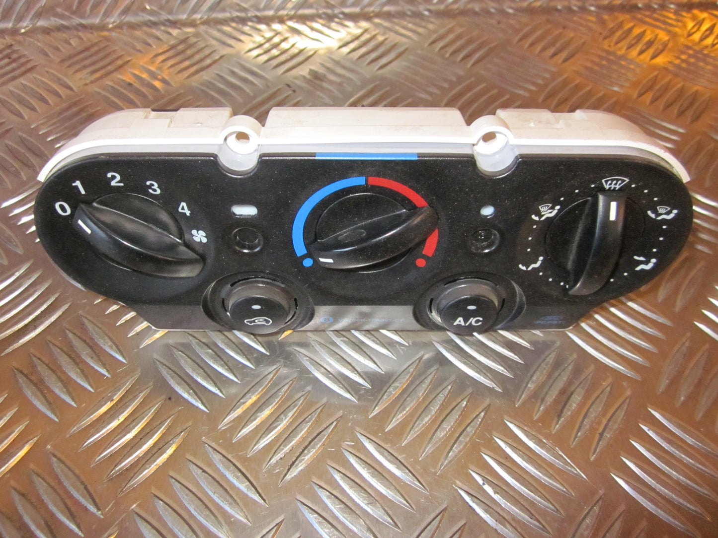 Ford Fusion 1 Varmeregulering Med OEM Nr. Ophugger Fra Ford Ophugger