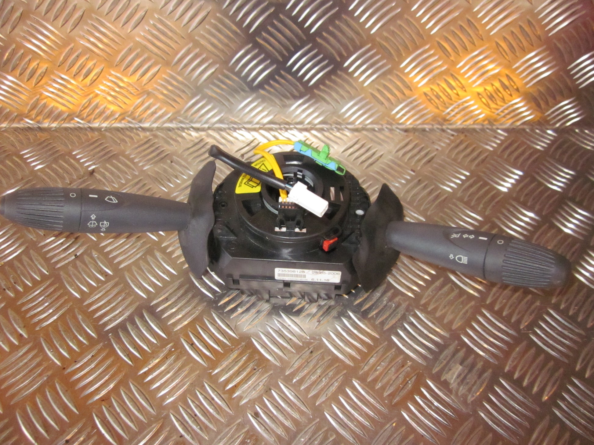 Fiat Panda Kontakt Combi Med OEM Nr. 735398128 Fra Fiat Ophugger