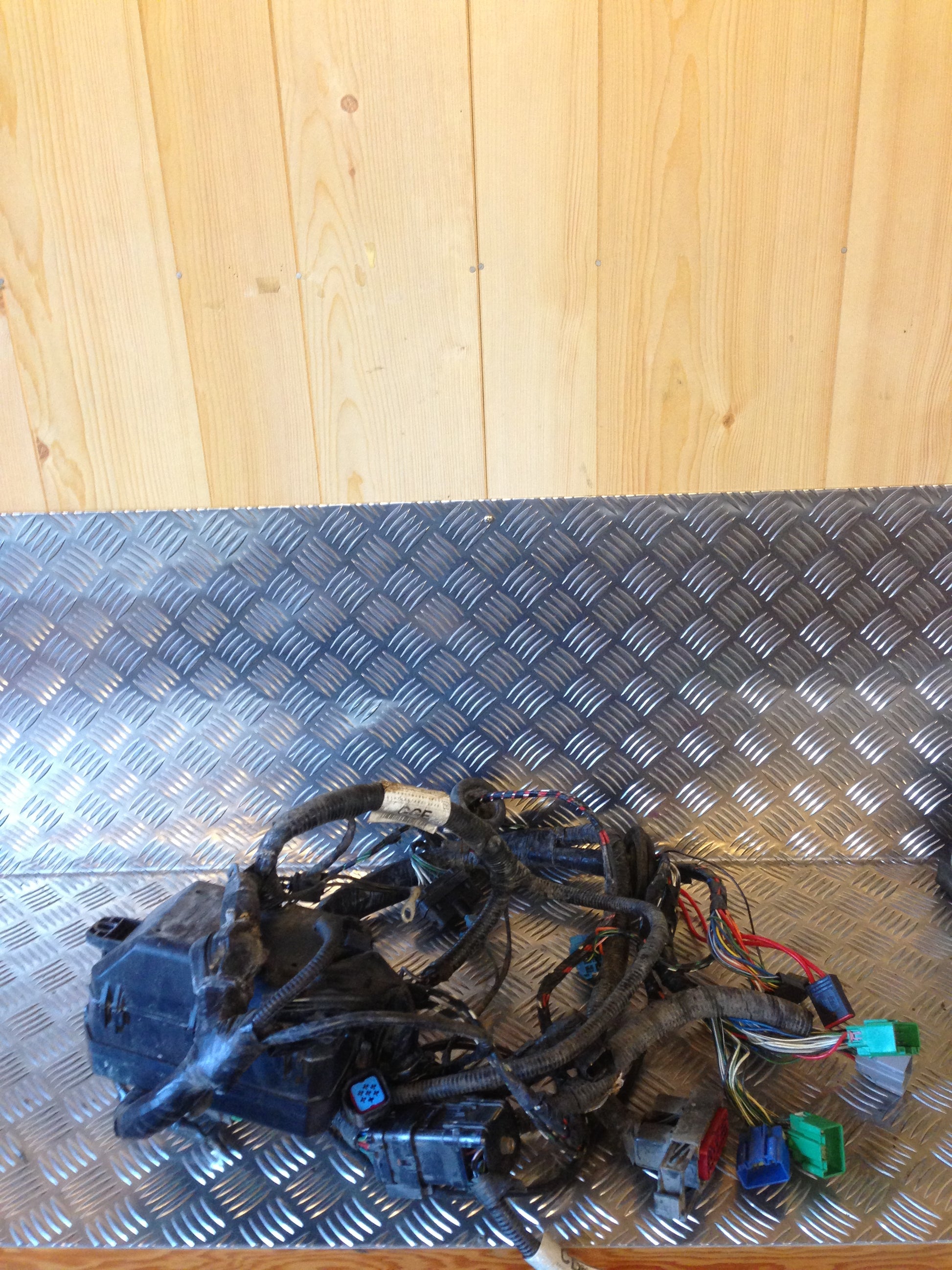 Ford Mondeo 2 Sikringsboks Med OEM Nr. Ophugger Fra Ford Ophugger