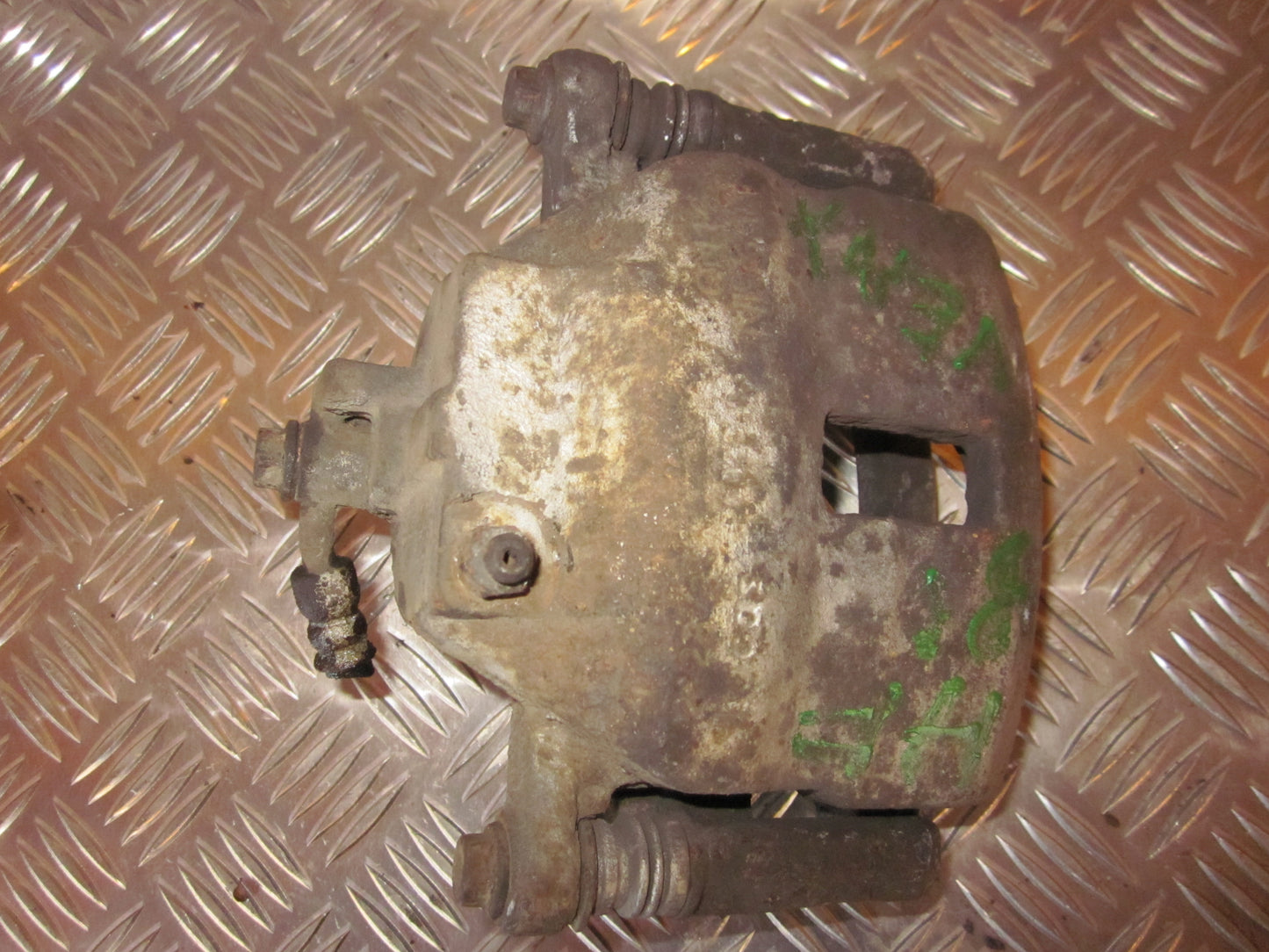 Nissan Primera P11 Bremsekaliber HF Med OEM Nr. Ophugger Fra Nissan Ophugger