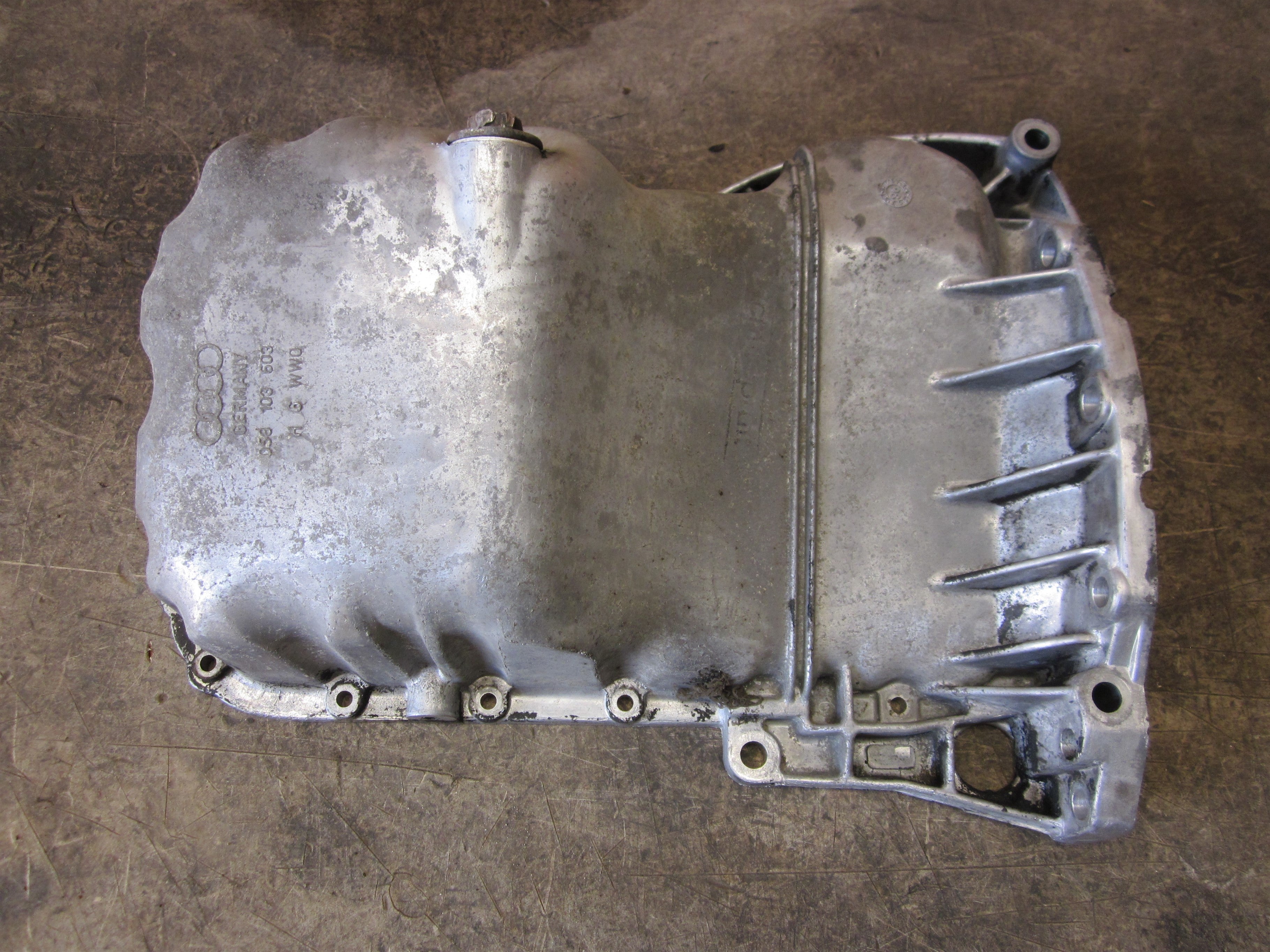 Audi A4 Bundkar Med OEM Nr. Ophugger Fra Audi Ophugger