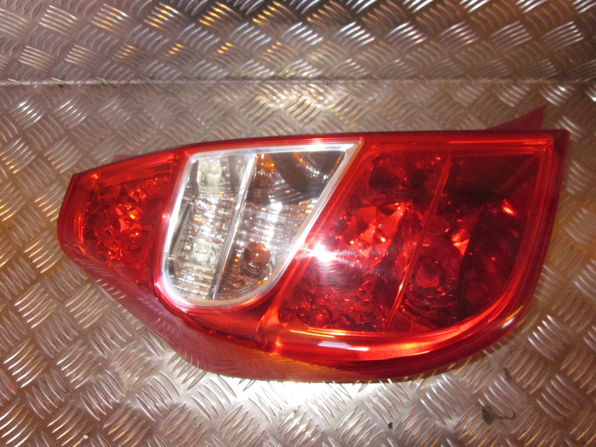 Hyundai I10 Baglygte Med OEM Nr. Ophugger Fra Hyundai Ophugger