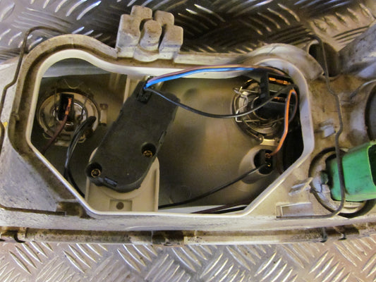 Mazda 121 ZQ Forlygte Med OEM Nr. Ophugger Fra Mazda Ophugger