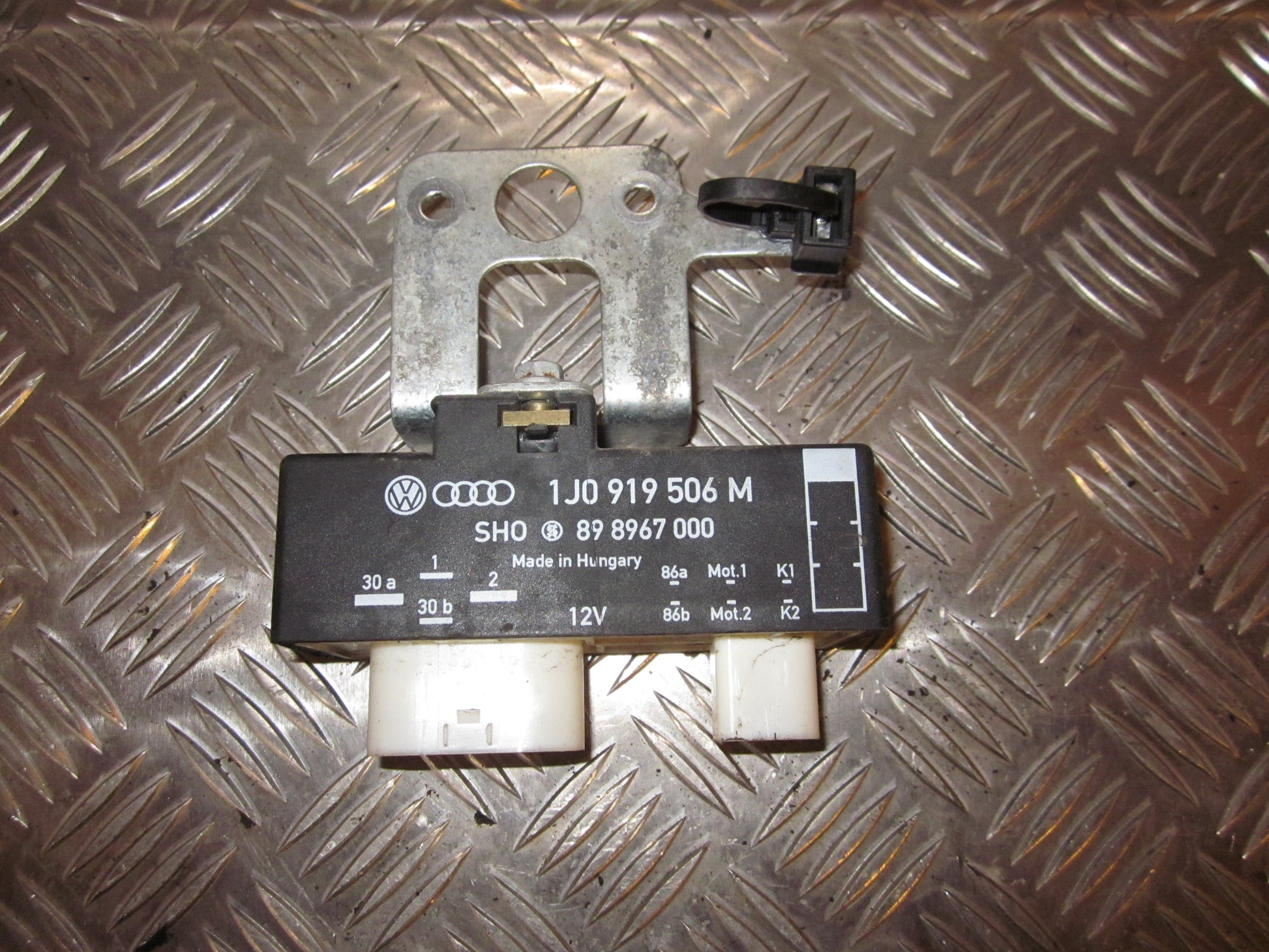 Skoda Fabia Relæ Køleblæser Med OEM Nr. 1J0919506M Fra Skoda Ophugger