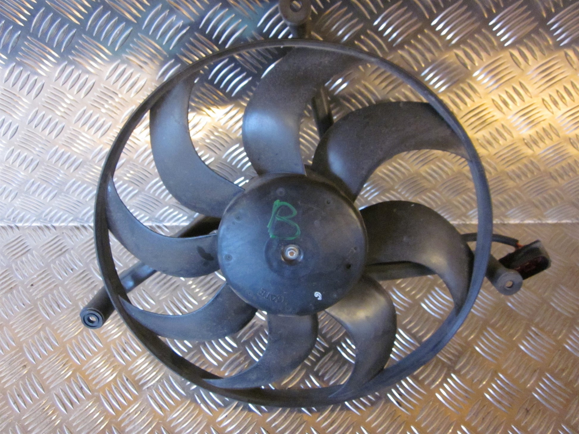 Skoda Fabia Kølerblæser El Med OEM Nr. 6R0959455E Fra Skoda Ophugger