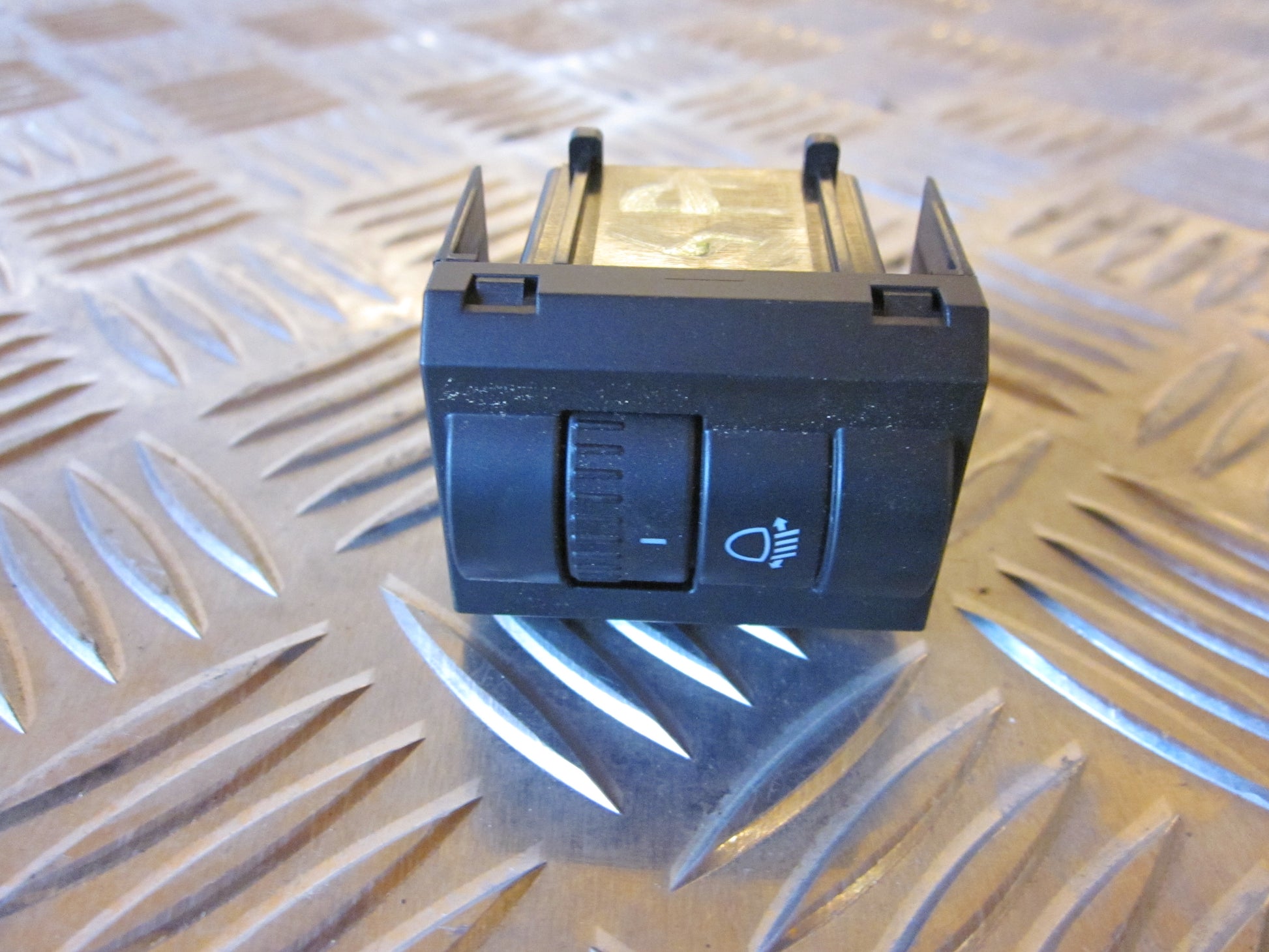 Skoda Fabia Kontakt Lygtejustering Med OEM Nr. 5J0941333A Fra Skoda Ophugger