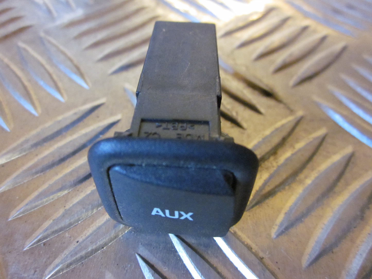 Skoda Fabia Radio Div. Tilbehør Med OEM Nr. 5J0035475 Fra Skoda Ophugger