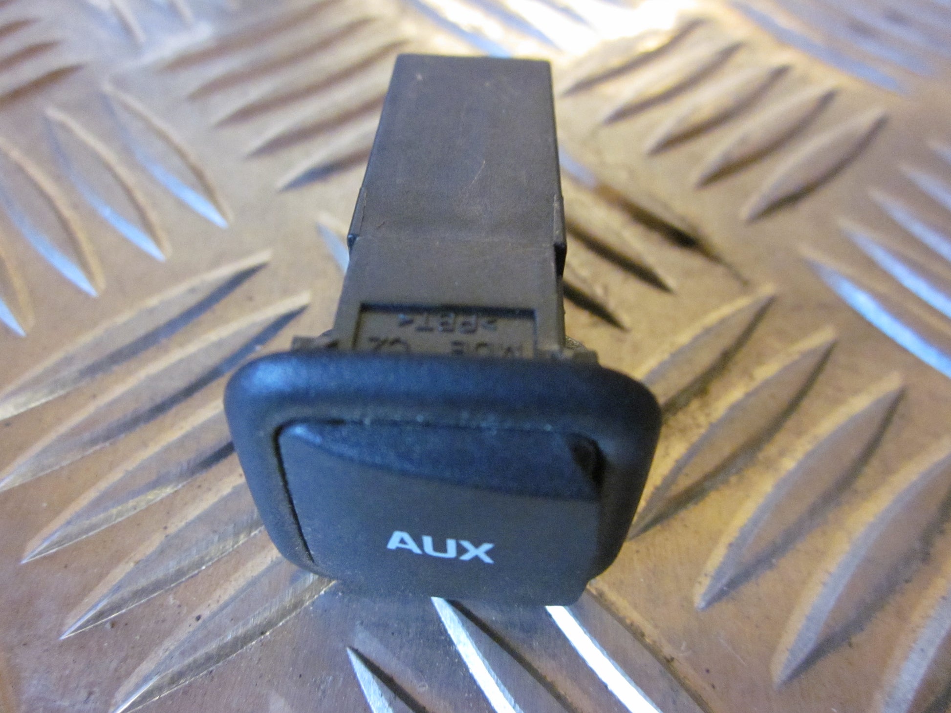 Skoda Fabia Radio Div. Tilbehør Med OEM Nr. 5J0035475 Fra Skoda Ophugger