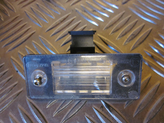 Skoda Fabia Nummerpladelygte Med OEM Nr. 6Y0943021E Fra Skoda Ophugger