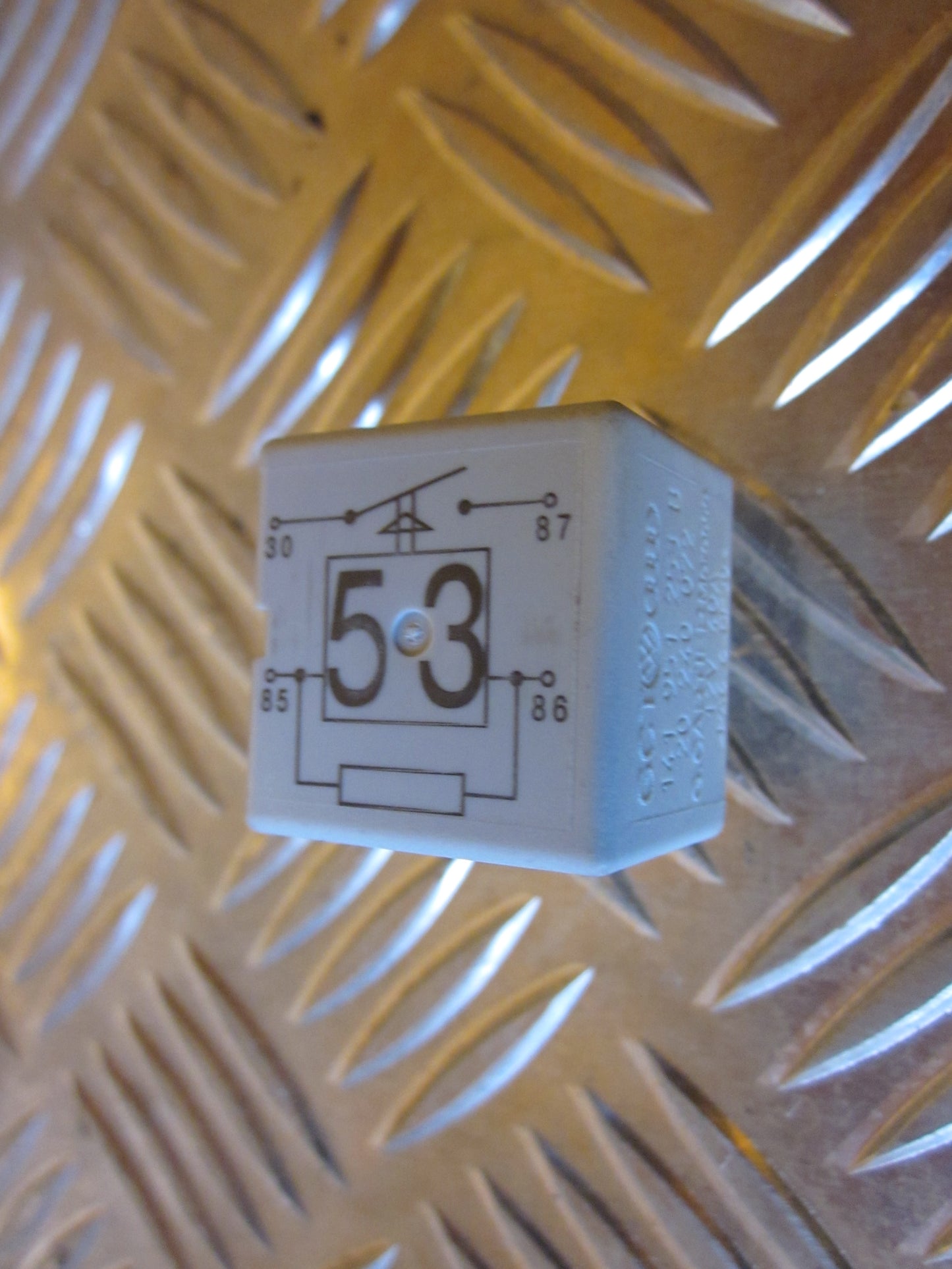 Skoda Fabia Relæ Diverse Med OEM Nr. 141951253B Fra Skoda Ophugger