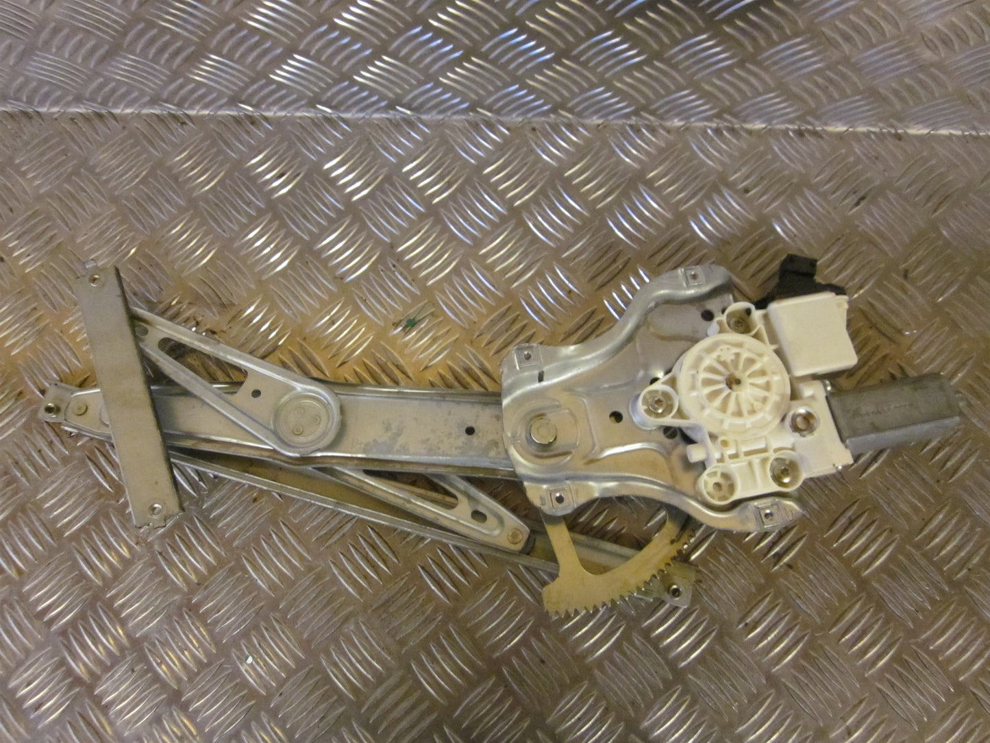 Toyota Corolla E12 Rudemotor - Rudehejs Med OEM Nr. Ophugger Fra Toyota Ophugger