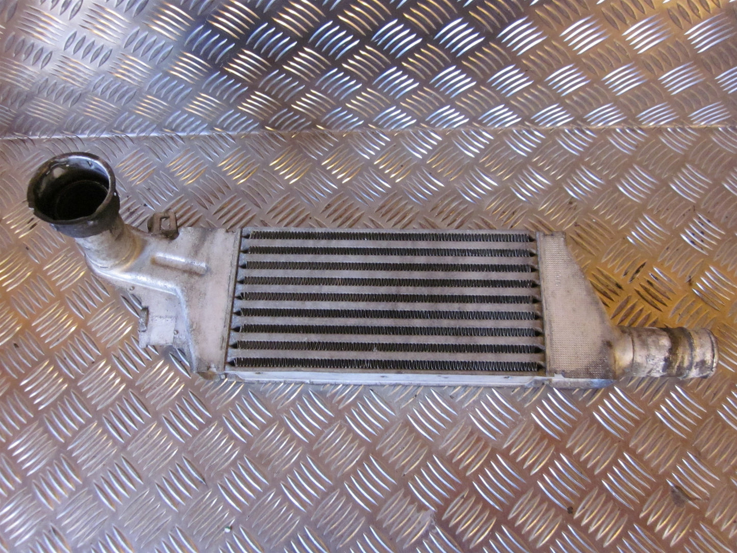 Opel Corsa C Køler Intercooler Med OEM Nr. Ophugger Fra Opel Ophugger
