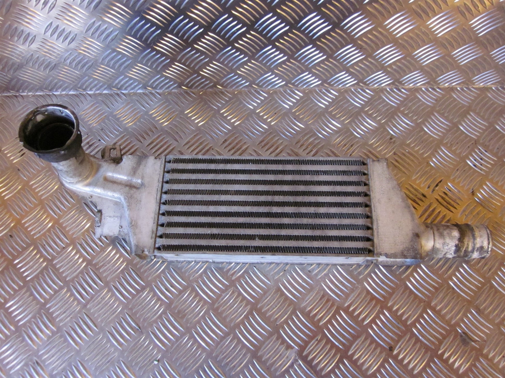 Opel Corsa C Køler Intercooler Med OEM Nr. Ophugger Fra Opel Ophugger
