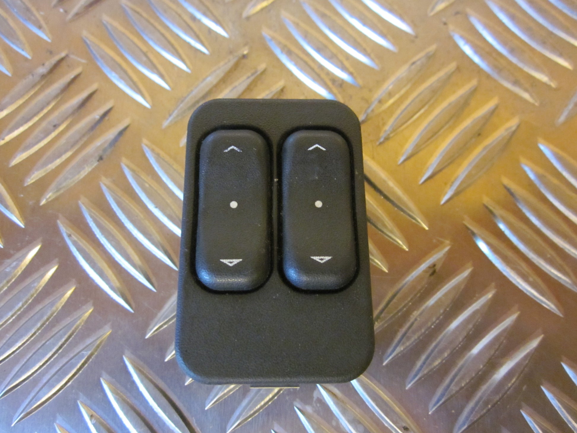 Opel Corsa C Kontakt Rudehejs Med OEM Nr. Ophugger Fra Opel Ophugger