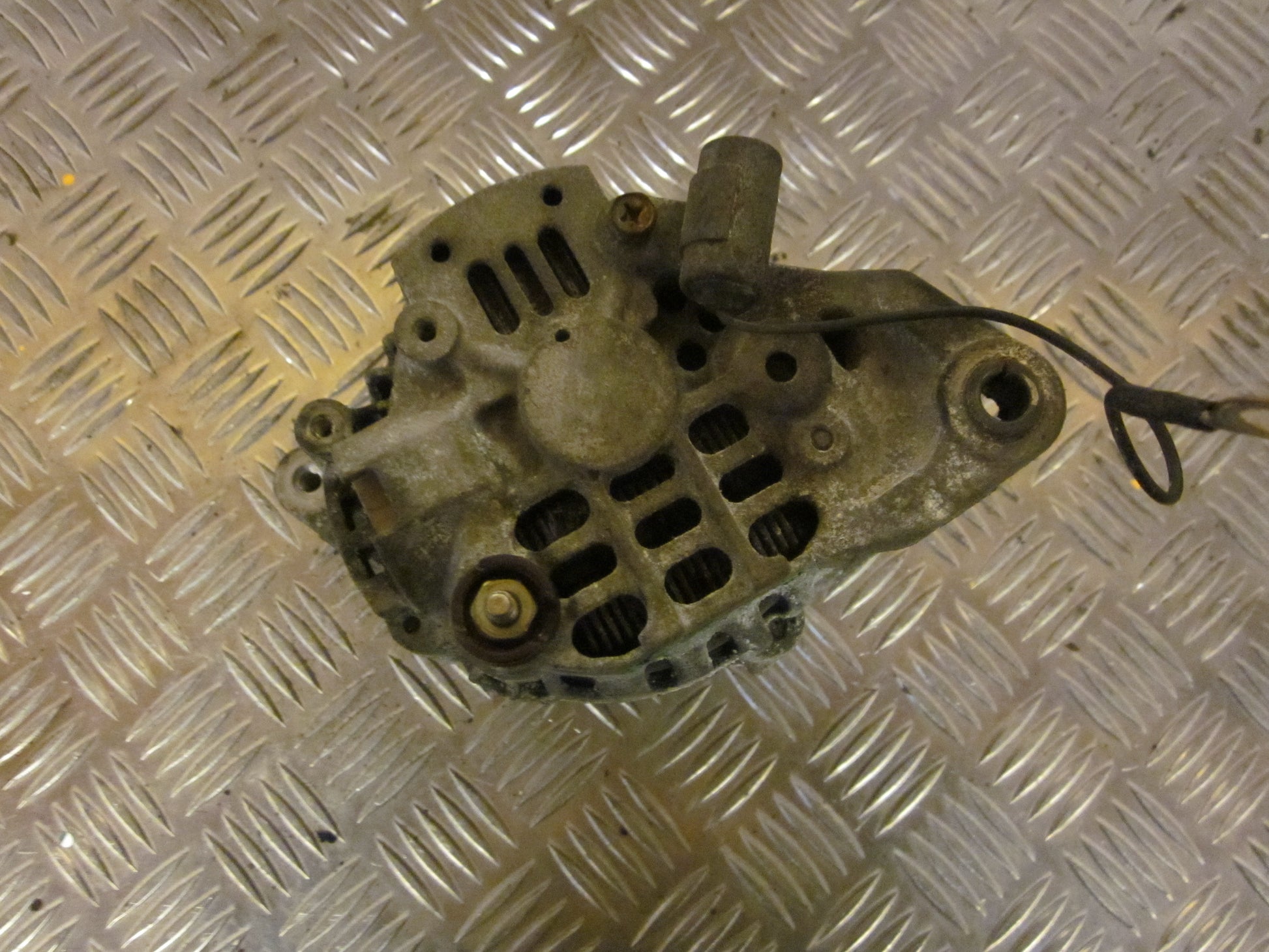 Nissan Sunny N14 Generator Med OEM Nr. Ophugger Fra Nissan Ophugger