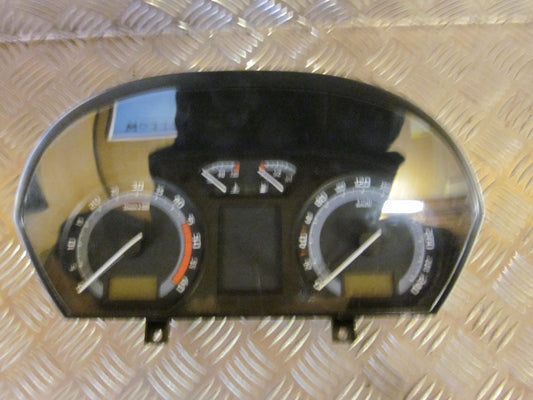 Skoda Fabia Speedometer - Instrument Med OEM Nr. 6Y0920881E Fra Skoda Ophugger
