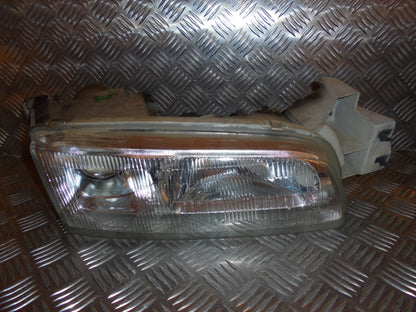 Mazda 626 GE Forlygte Med OEM Nr. Ophugger Fra Mazda Ophugger