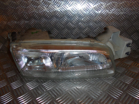 Mazda 626 GE Forlygte Med OEM Nr. Ophugger Fra Mazda Ophugger
