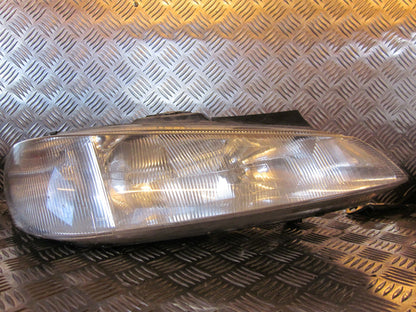 Peugeot 406 Forlygte Med OEM Nr. Ophugger Fra Peugeot Ophugger