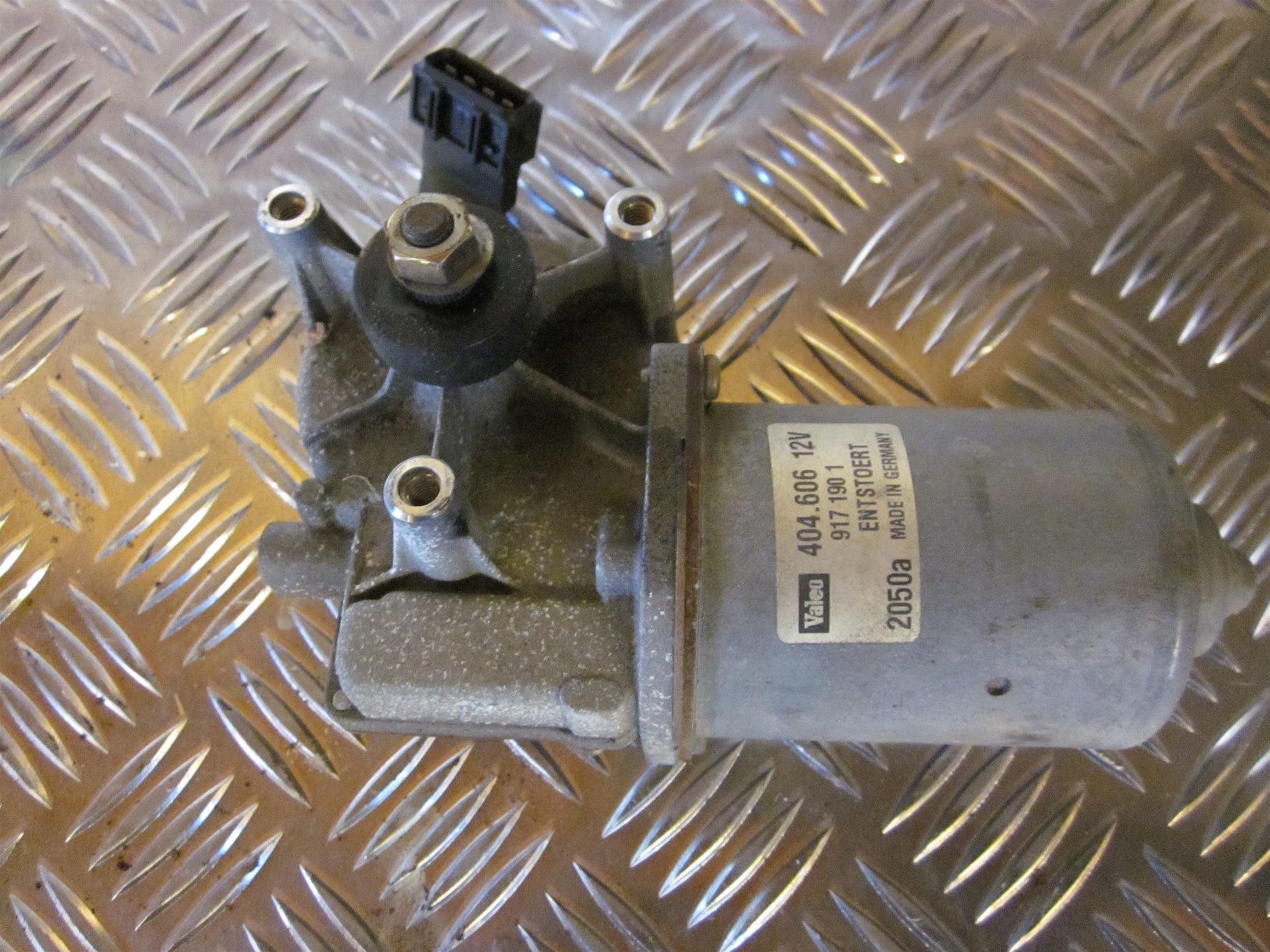 Volvo 80 Serie Viskermotor Med OEM Nr. Ophugger Fra Volvo Ophugger