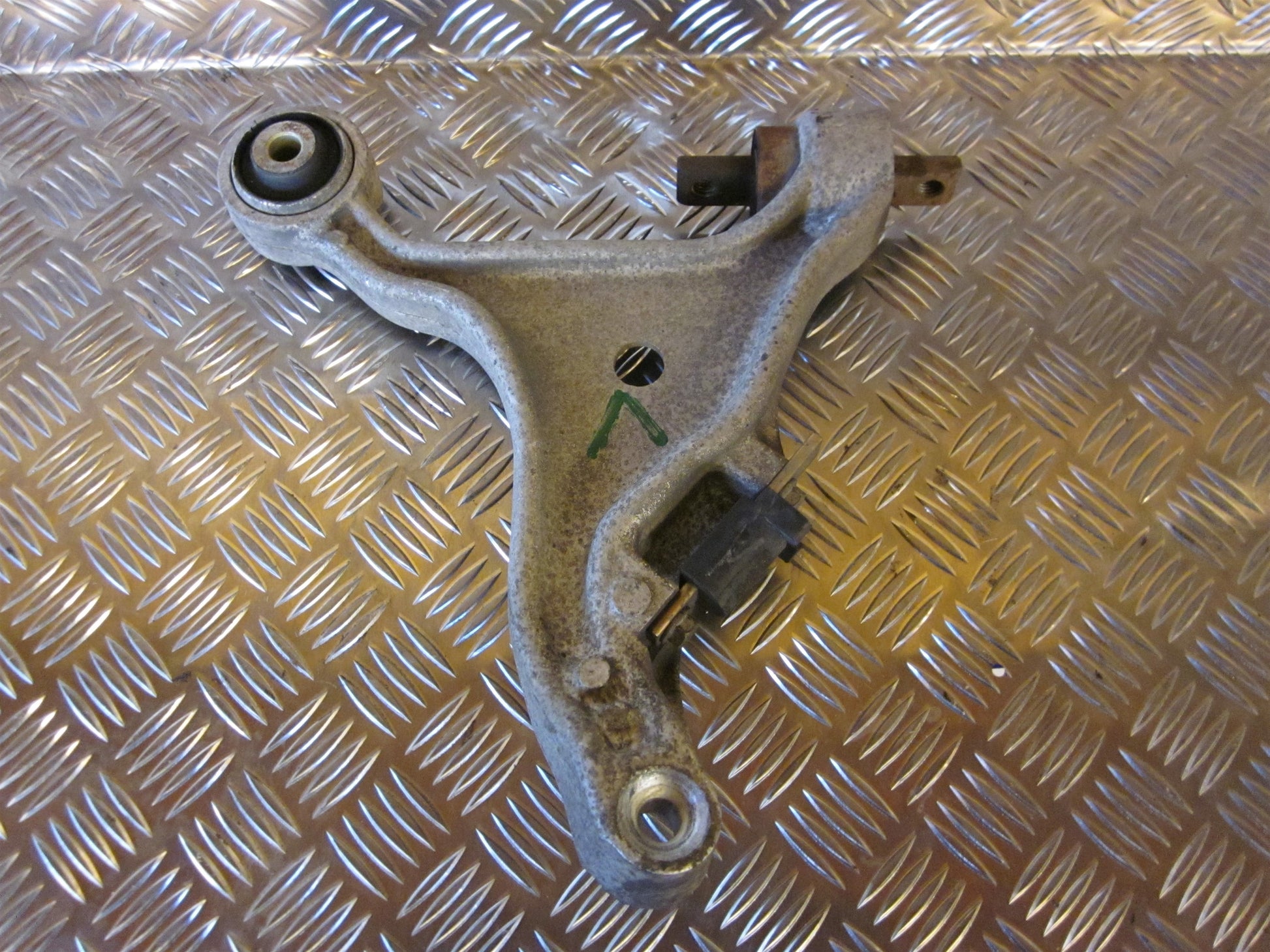 Volvo 80 Serie Bærearm F.N. V Med OEM Nr. Ophugger Fra Volvo Ophugger