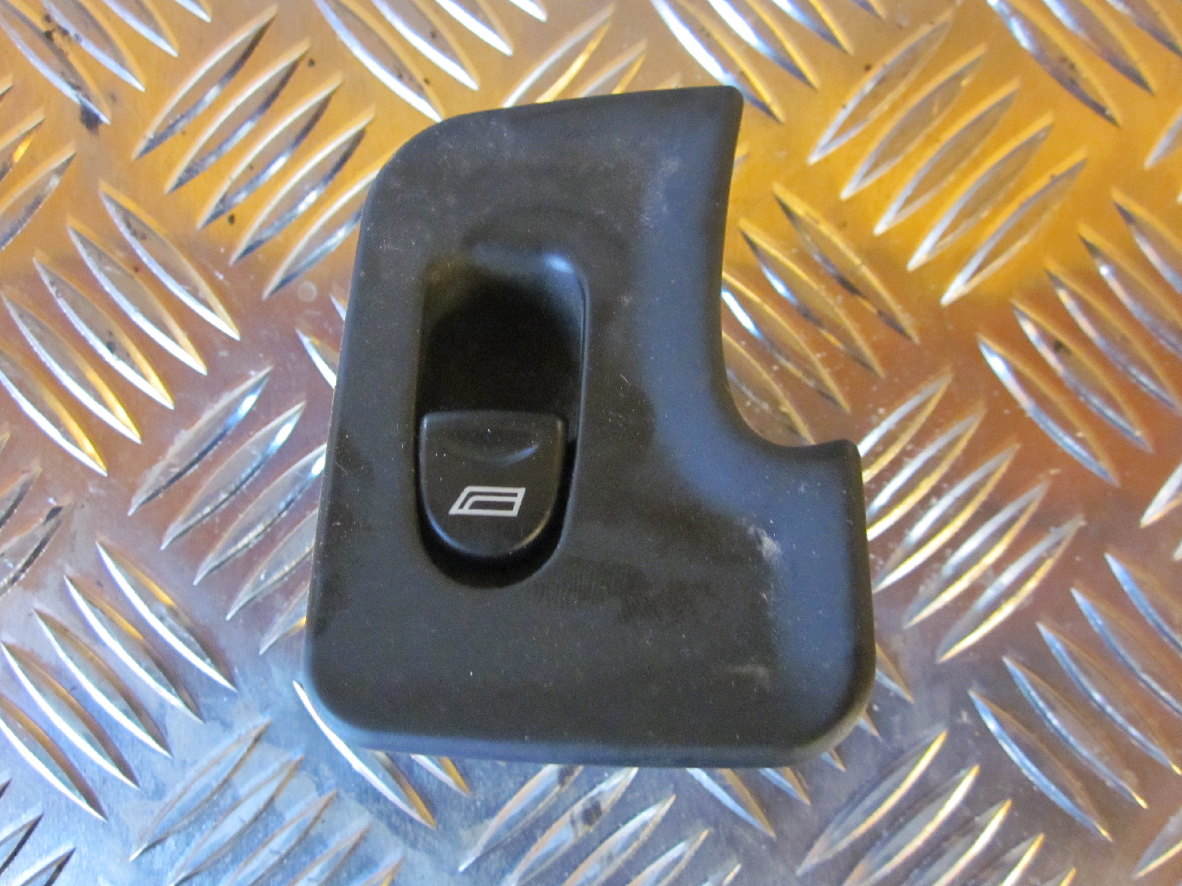 Alfa Romeo Alfa 147 Kontakt Rudehejs Med OEM Nr. Ophugger Fra Alfa Romeo Ophugger