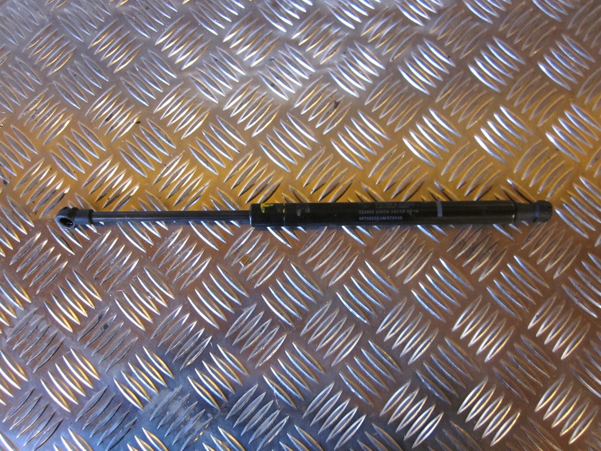 Alfa Romeo 147 Bagklapsdæmper Med OEM Nr. Ophugger Fra Alfa Romeo Ophugger