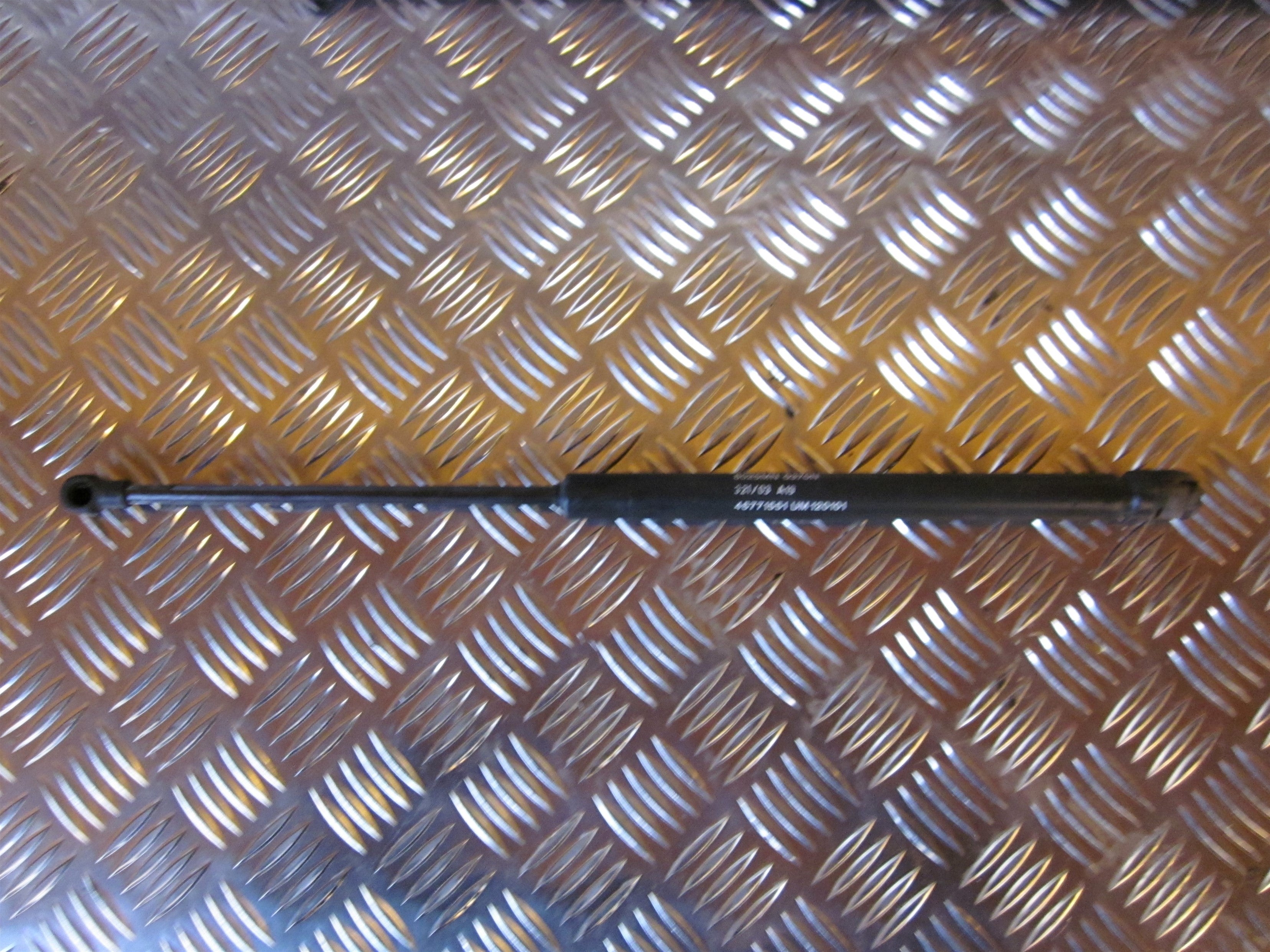 Alfa Romeo Alfa 147 Bagklapsdæmper Med OEM Nr. Ophugger Fra Alfa Romeo Ophugger