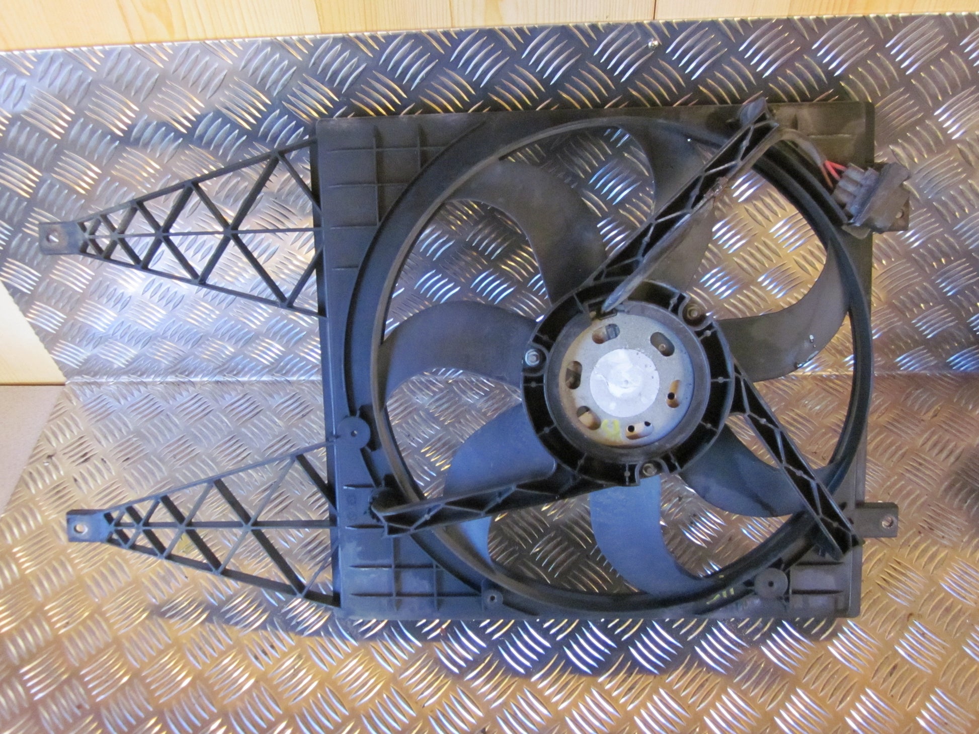 Skoda Fabia Kølerblæser El Med OEM Nr. 6Q0121207N Fra Skoda Ophugger