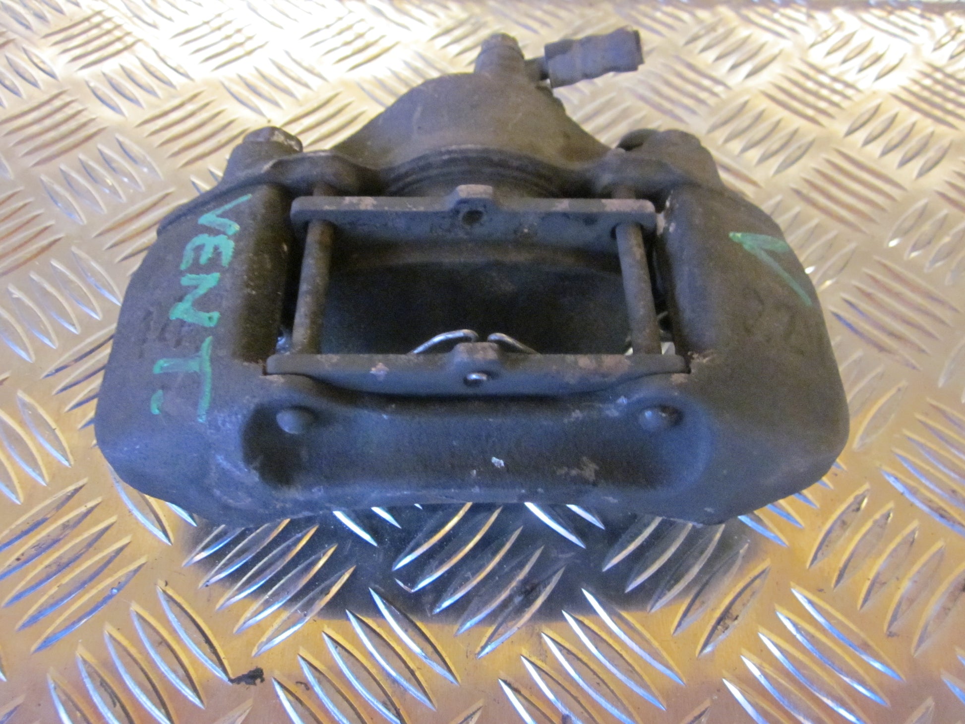 Mazda MX3 Bremsekaliber VF Med OEM Nr. Ophugger Fra Mazda Ophugger