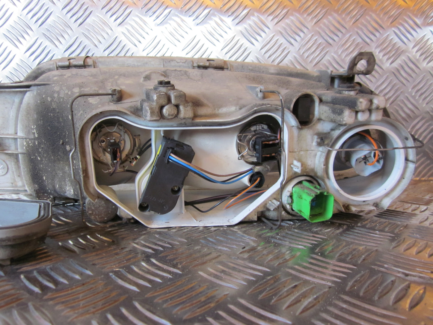 Ford Fiesta 4+5 Forlygte Med OEM Nr. Ophugger Fra Ford Ophugger