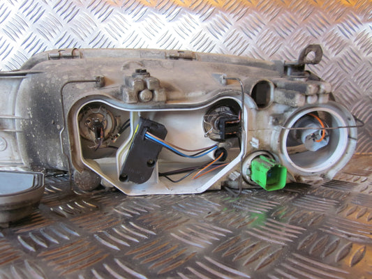 Ford Fiesta 4+5 Forlygte Med OEM Nr. Ophugger Fra Ford Ophugger