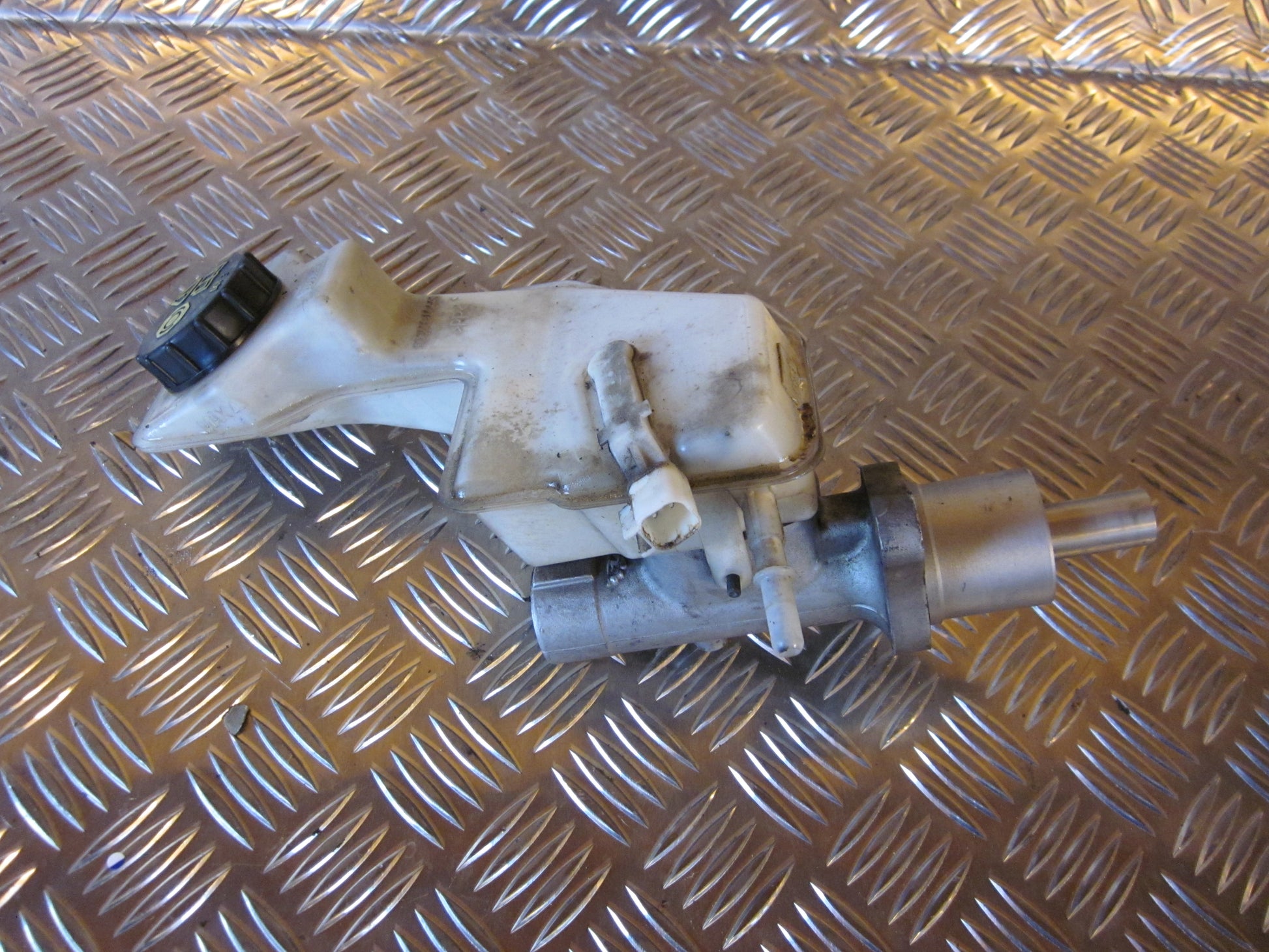 Mazda 3 BK Bremsehovedcylinder Med OEM Nr. Ophugger Fra Mazda Ophugger